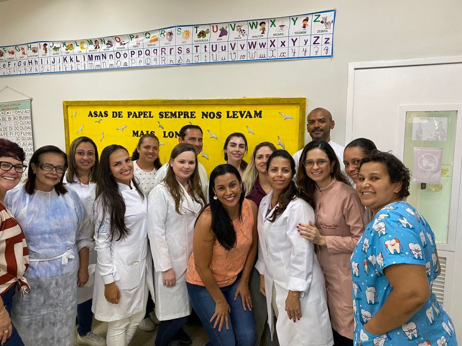 Profissionais de saúde posando para foto em um mutirão odontológico