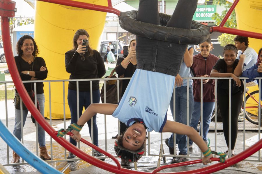 Uma outra imagem do menino no giroscópio