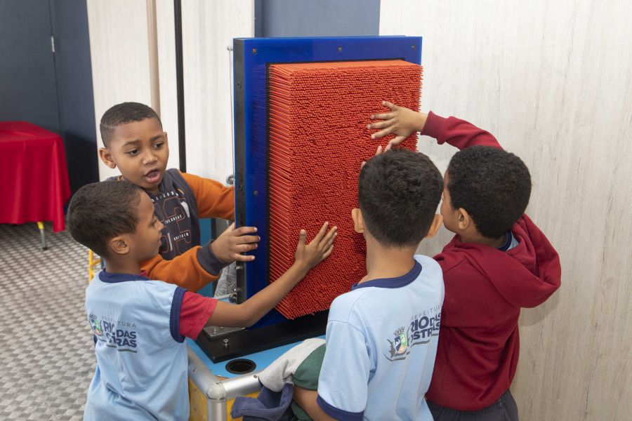 Meninos interagem com um dos experimentos