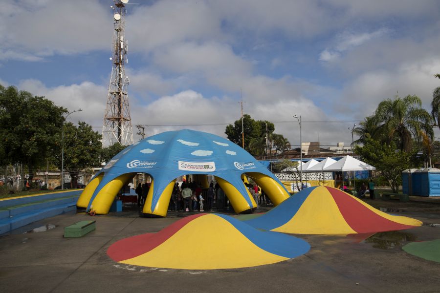 Tenda do Ciência Itinerante montada na praça