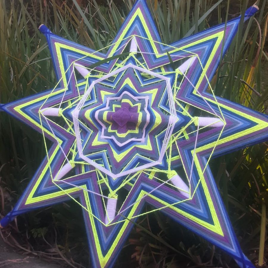 Foto de uma mandala colorida feita de barbante.