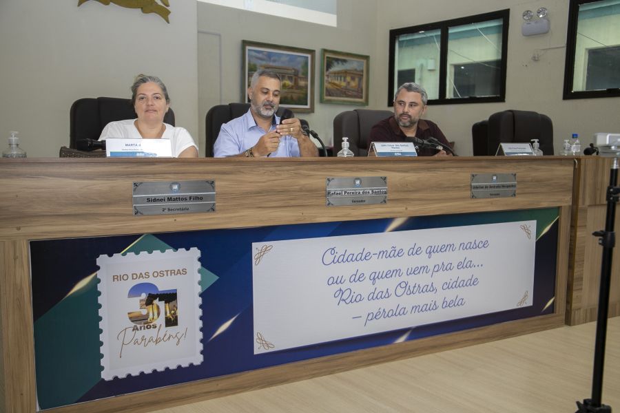 Servidores ocupam a mesa da Câmara Municipal durante a última audiência