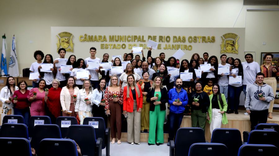 Jovens com o uniforme do Geração Aprendiz com polítivos, servidores e coordenadores.