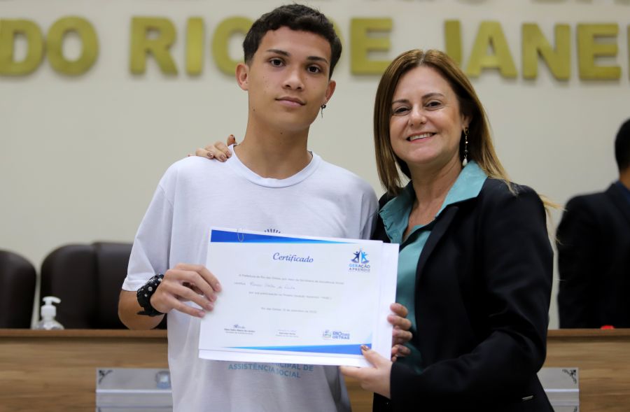 Jovem masculino com blusa de uniforme do Geração Aprendiz.