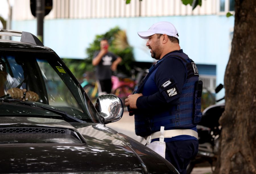 Guarda fala com motorista nos intervalos do sinal sobre Campanha de Trânsito
