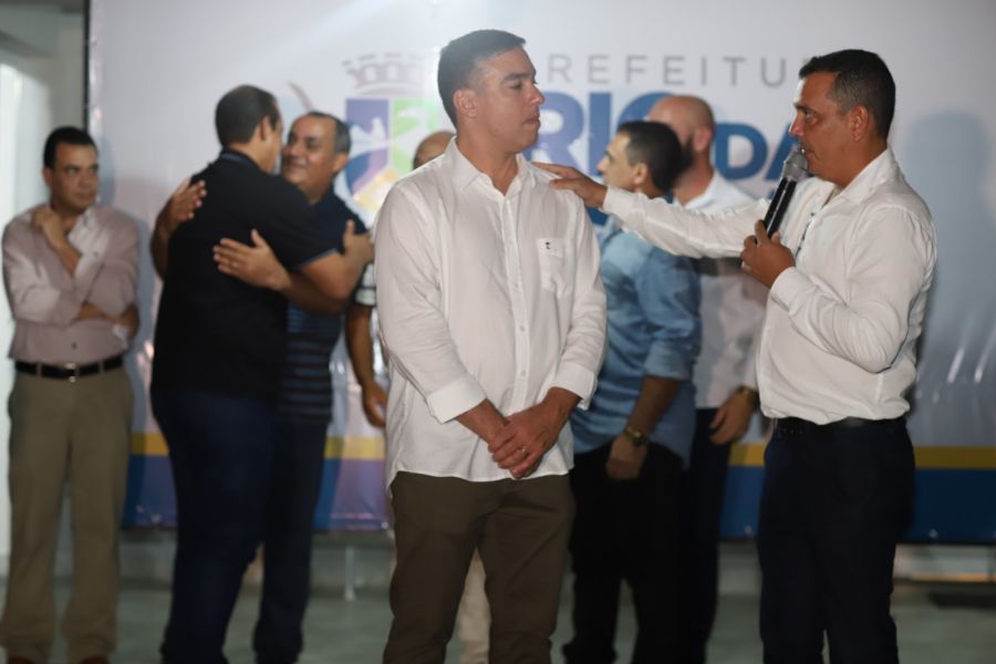 Autoridades municipais se cumprimentam