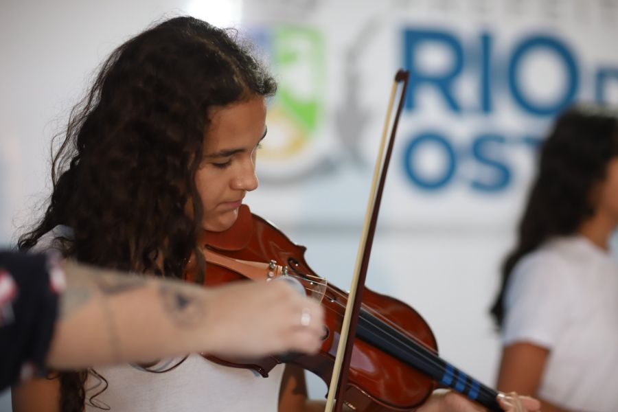 Estudante tocando violino