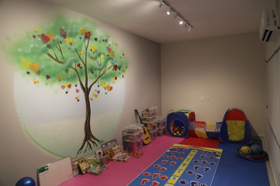 Imagem de sala com pintura na parede