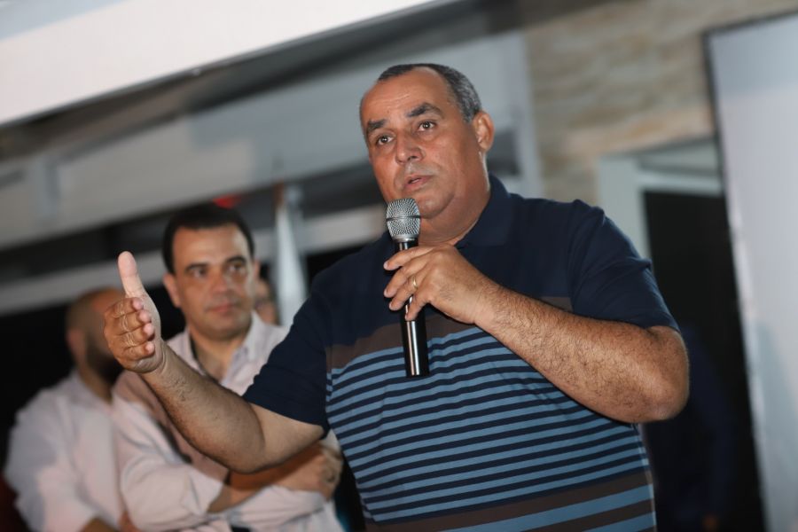 Prefeito segura o microfone e fala na solenidade