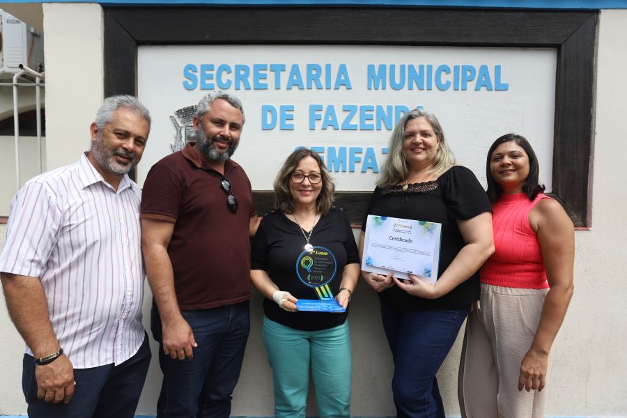 Equipe com cinco integrantes segura certificado e troféu