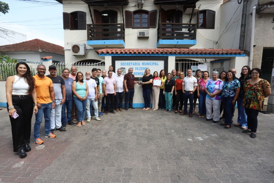 Equipe de Secretaria de Fazenda em frente à sede da pasta