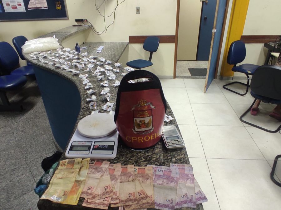 Drogas, dinheiro, balança no balcão da delegacia