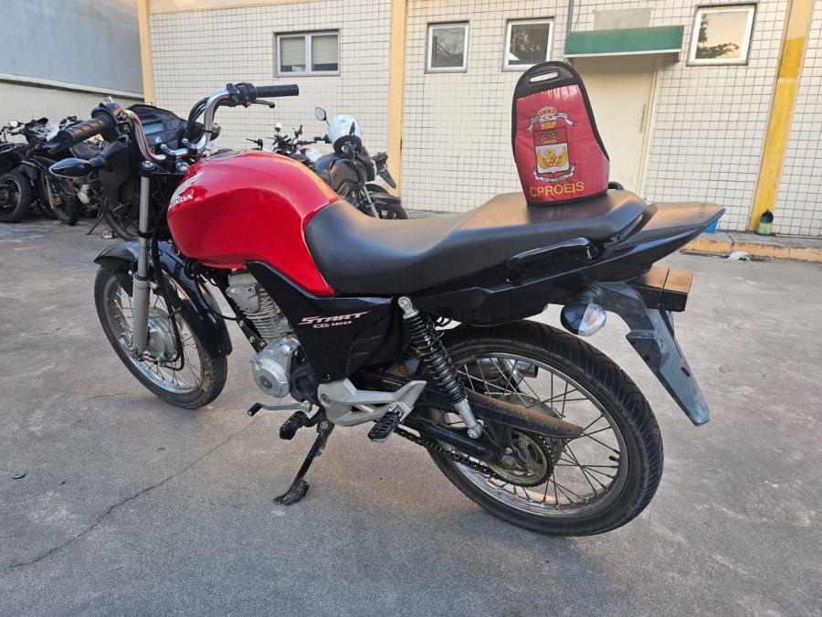 Moto vermelha estacionada no pátio da Delegacia