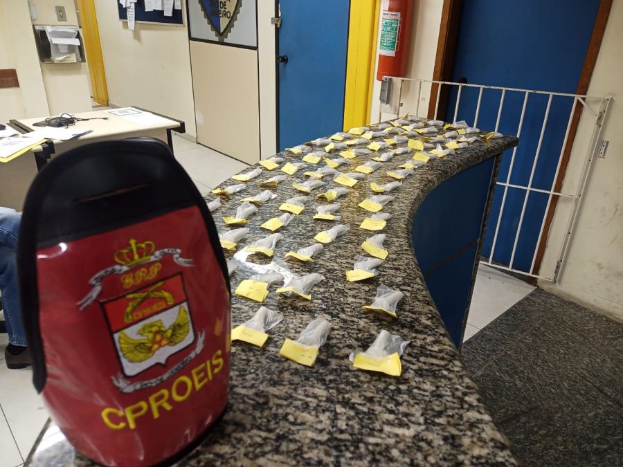 Drogas expostas no balcão da delegacia
