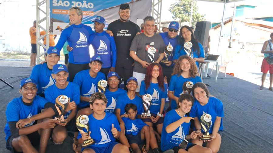 Na foto, os atletas de Rio das Ostras seguram os troféus ganhados na Copa de Vela da cidade de Casimiro de Abreu.
