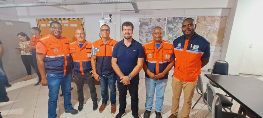 Seis autoridades de municípios posando para foto no inaugurado Centro de Monitoramento e Operações da Defesa Civil de Macaé