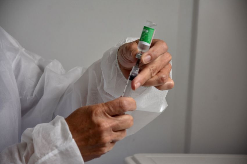 Profissional de saúde com a seringa na mão para aplicar o imunizante da Covid-19