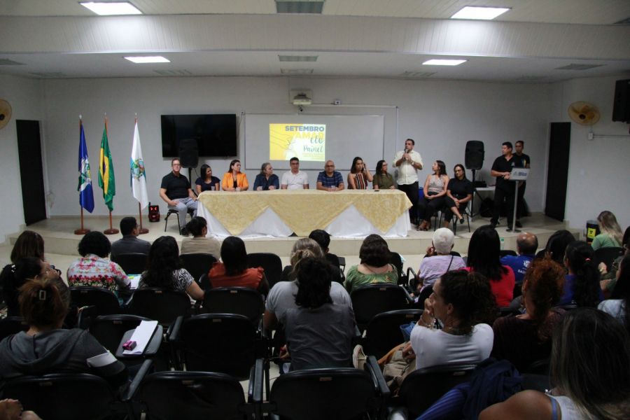 Autoridades municipais e plateia para tratar sobre Setembro Amarelo