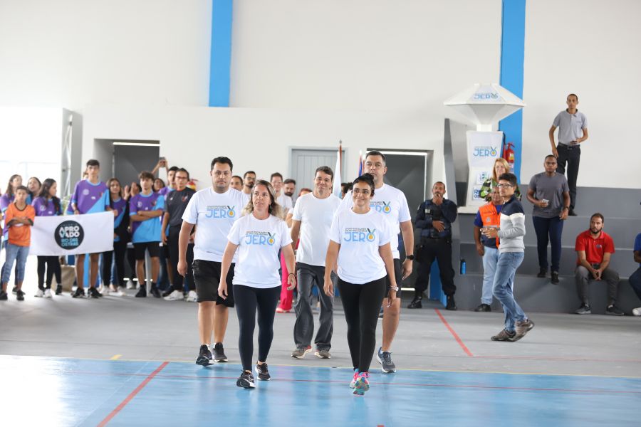 Professores perfilados desfilam na quadra