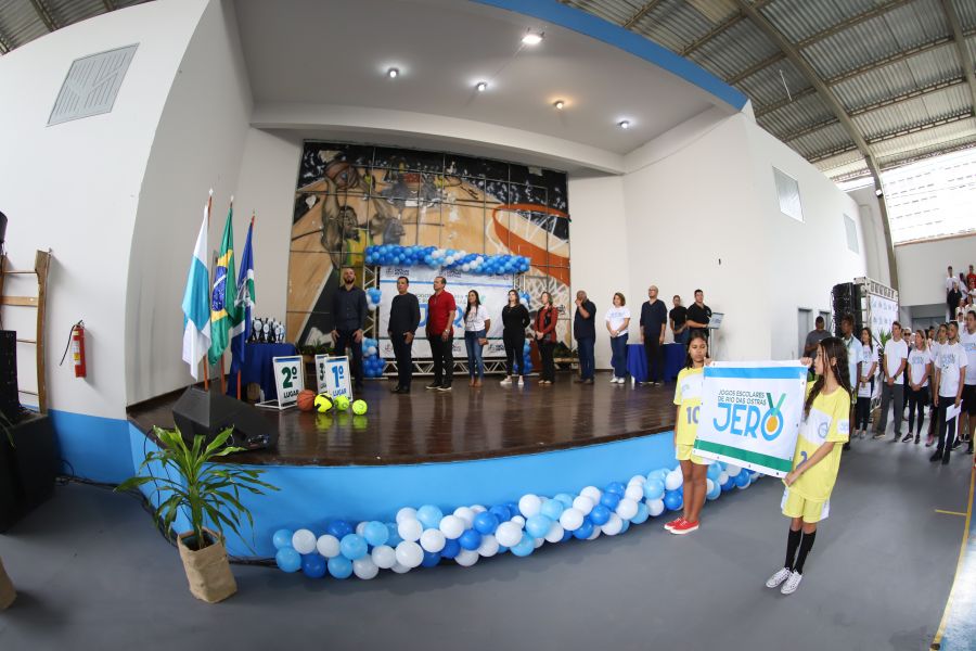 Autoridades no palco em posição de sentido na escuta do hino