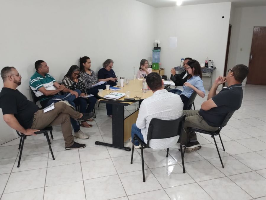 Autoridades ao redor de uma mesa debatem sobre saúde mental para munícipes