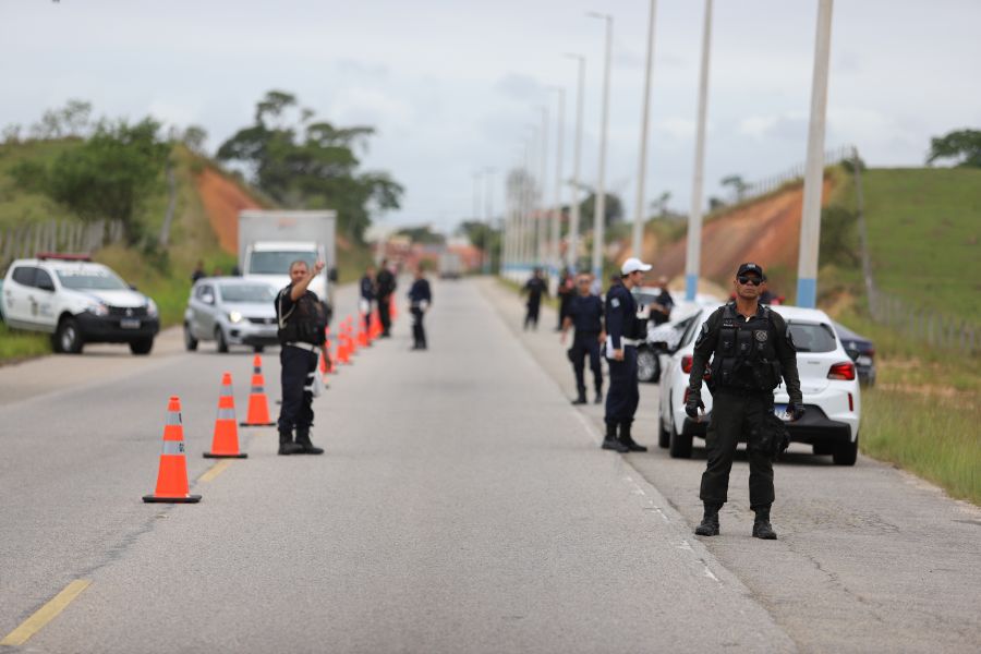 Agentes da Guarda e da Polícia Militar na rodovia fazendo a parada de veículos na operação