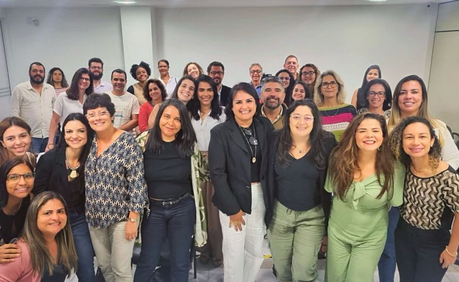 Grupo de gestores posados para foto