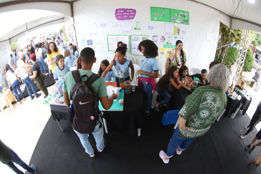 Alunos explicam sobre os trabalhos expostos aos visitantes
