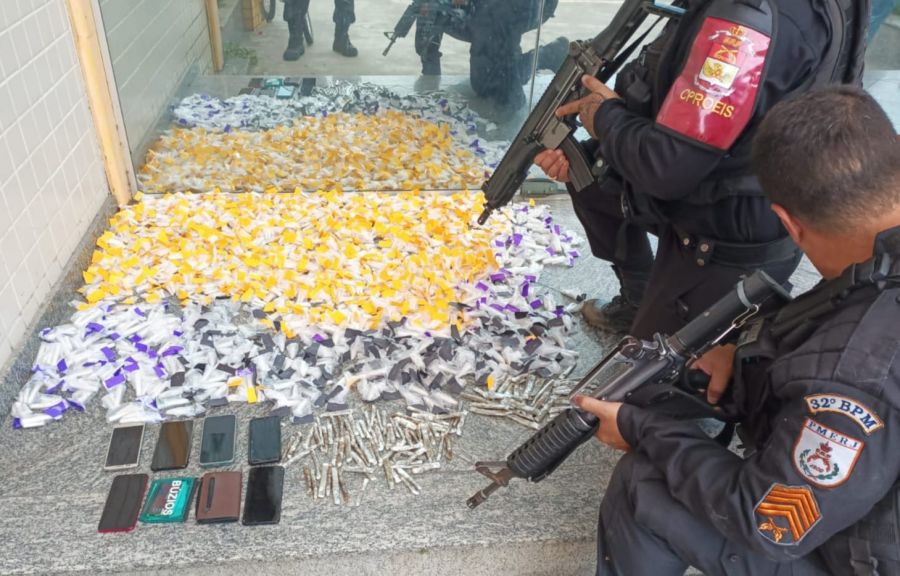 Drogas espalhadas no chão, celulares e dois policiais ao lado