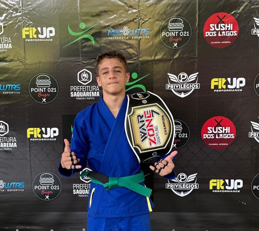 Na foto, o atleta posa com o cinturão de campeão