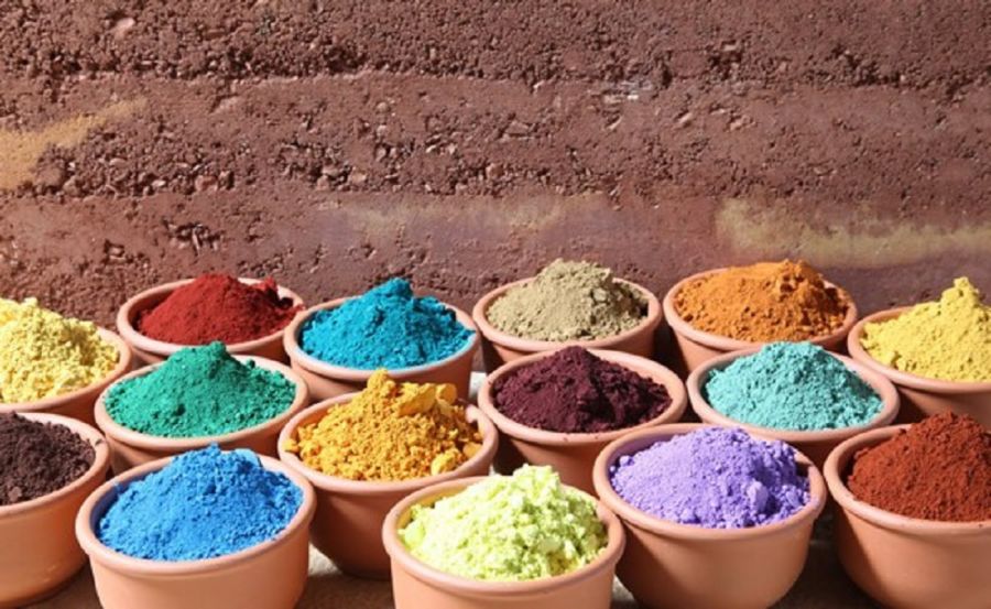 Potes com terras coloridas que vão dar origem às tintas