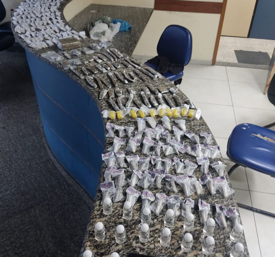 Drogas espalhadas no balcão da Delegacia