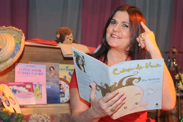 Imagem da escritora, compositora e contadora de histórias