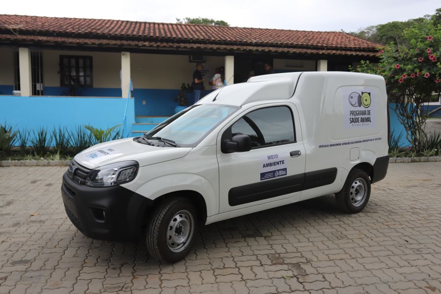 Furgão em frente ao prédio do PSA