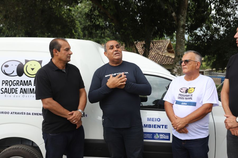 Prefeito, vereador e secretário em frente ao furgão