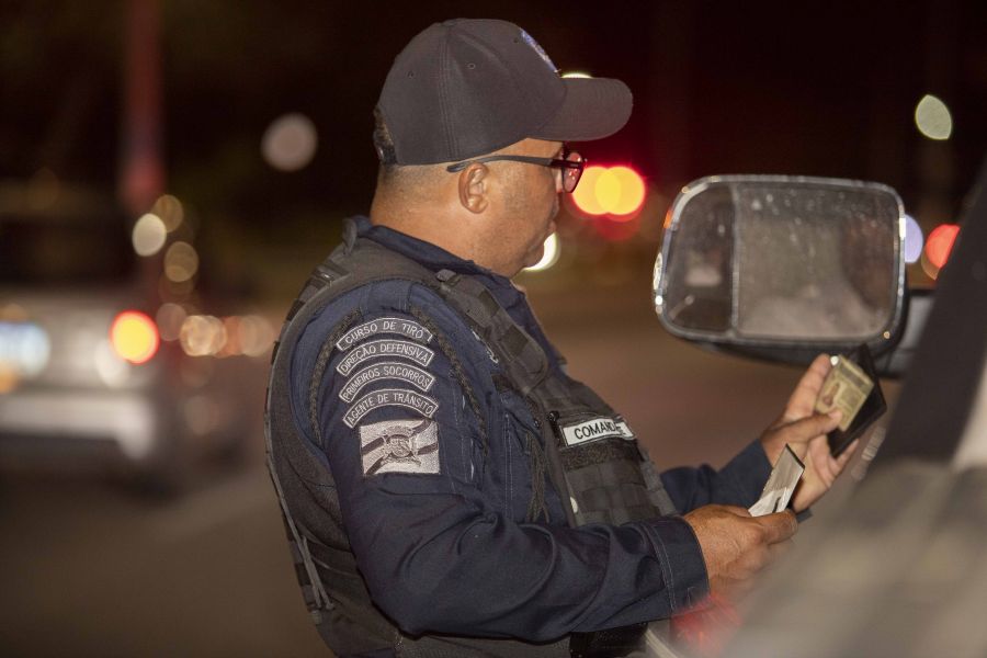 Guarda Civil Muicipal conferindo a documentação do veículo