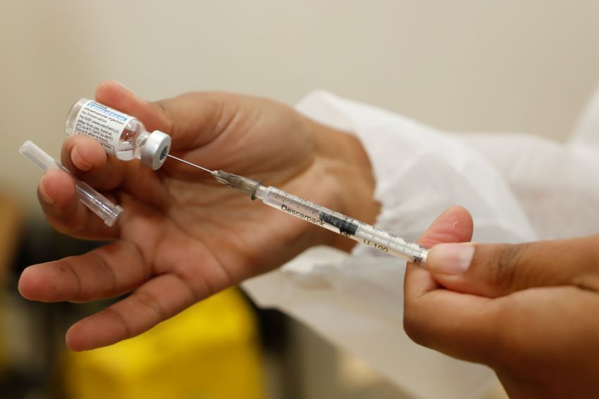 População pode procurar unidades de saúde para se vacinar contra a Covid-19 e Influenza População pode procurar unidades de saúde para se vacinar contra a Covid-19 e Influenza
