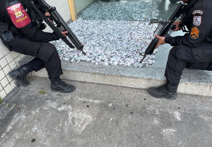 Drogas na porta da Delegacia, com dois policiais ao lado