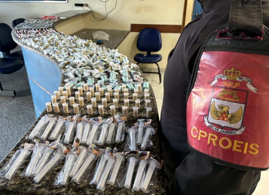 Drogas variadas em cima do balcão na Delegacia com um braço do agente que participou da apreensão