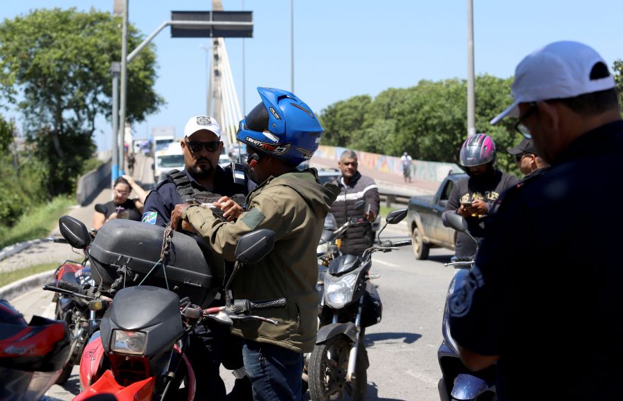 Motos com seus condutores parados pelos agentes na rodovia