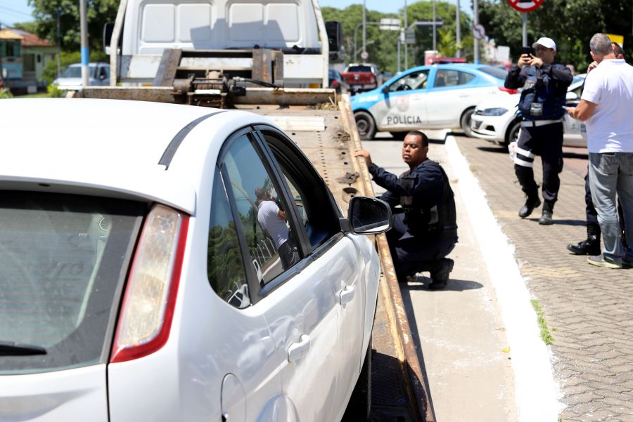 Carro sendo rebocado pelos agentes por irregularidades