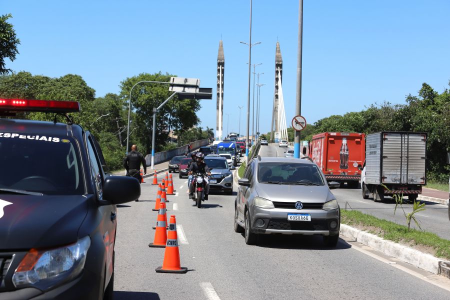 Carros na rodovia passando pela operação
