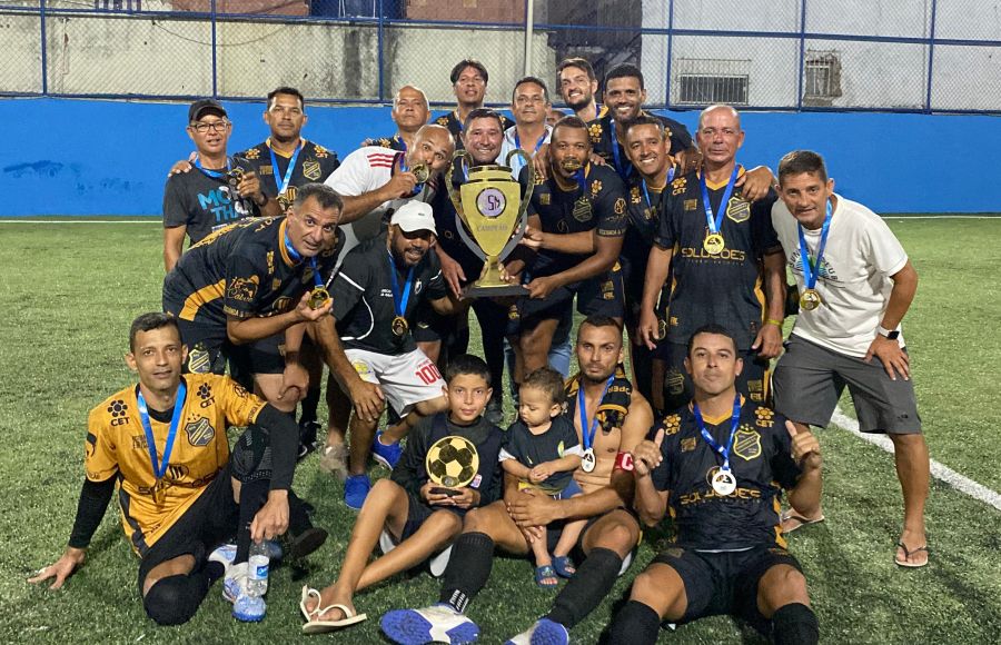 Na foto os jogadores do Esporte posam com suas medalhas de campeões