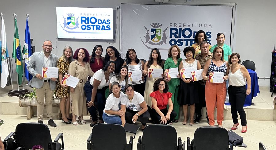 Na foto, os novos conselheiros tutelares posam com seus certificados