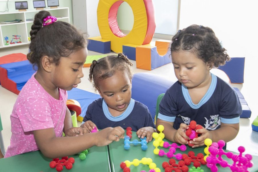 Crianças brincam com peças de montar coloridas