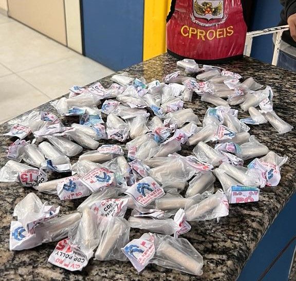Pinos de cocaína embalados em cima do balcão da Delegacia