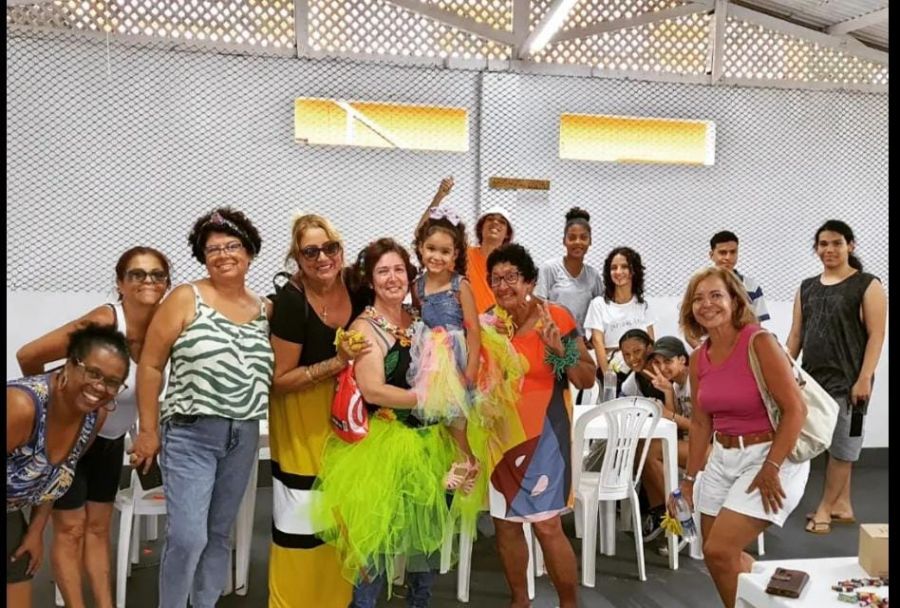 Grupo de oficineiros e oficinistas posam sorridentes para a foto