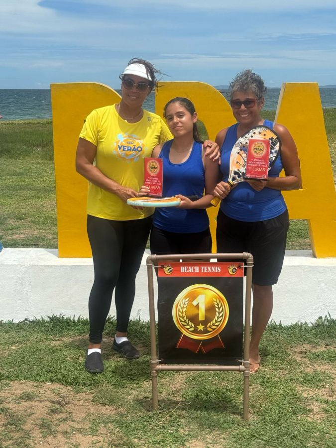 Na foto, atletas de Rio das Ostras posam no pódio do torneio