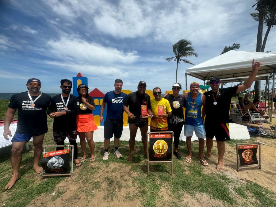 Na foto, atletas de Rio das Ostras posam no pódio do torneio