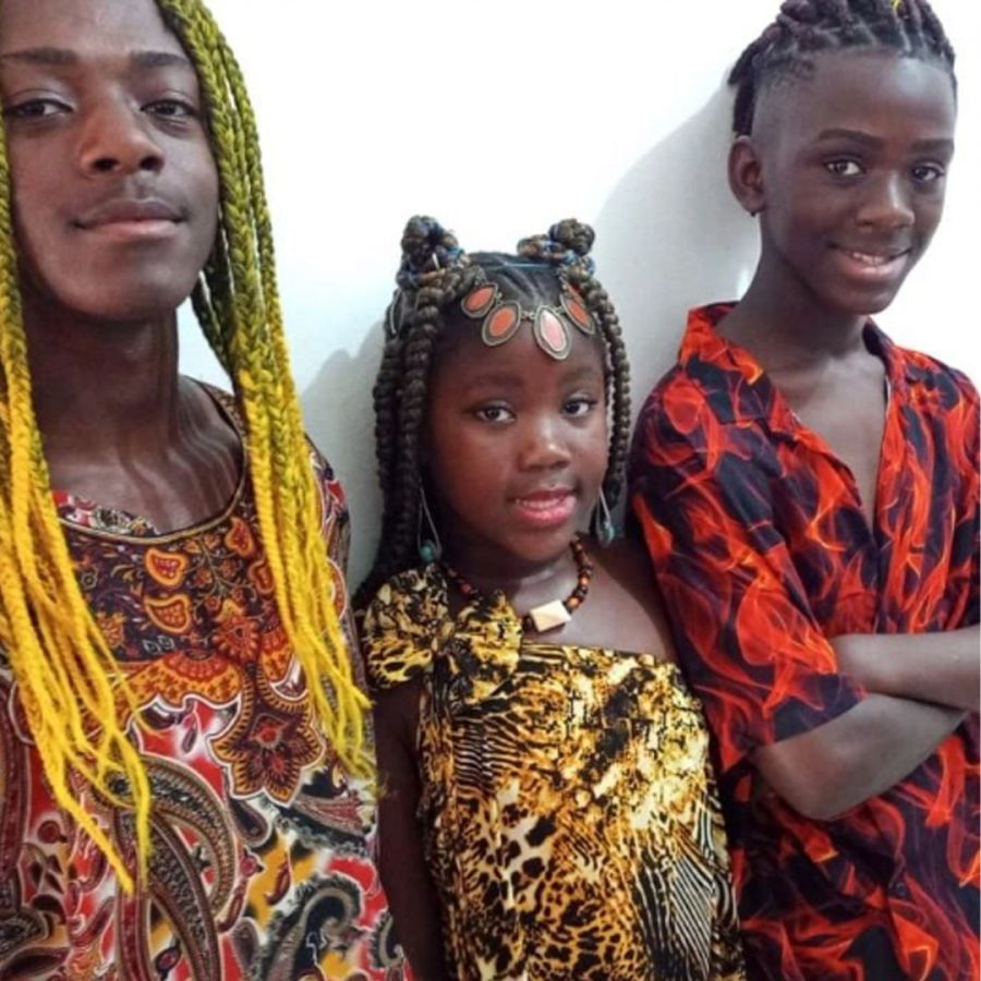 Crianças usando roupas com estampas afros